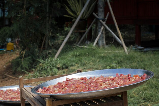 Foto vista ad alta angolazione del cibo sul tavolo nel cortile