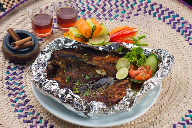 テーブルの上の食料の高角度のビュー