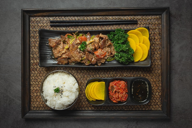 Photo テーブルの上の食料の高角度のビュー