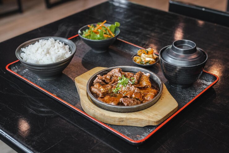 Photo テーブルの上の食料の高角度のビュー