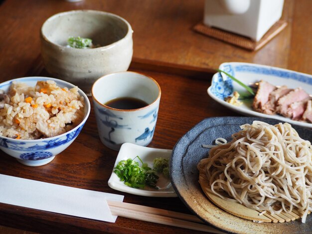 テーブルの上の食料の高角度のビュー