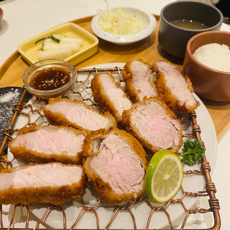Photo テーブルの上の食料の高角度のビュー