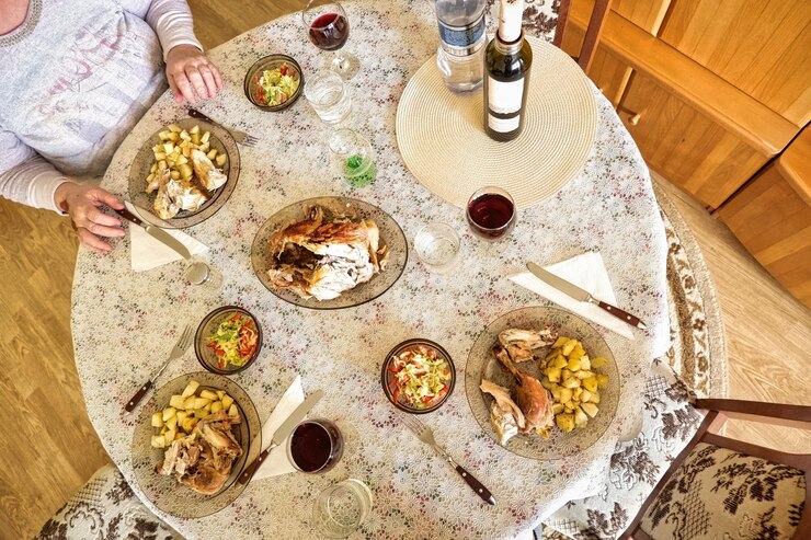 Photo テーブルの上の食料の高角度のビュー
