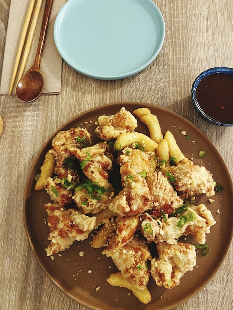 テーブルの上の食料の高角度のビュー