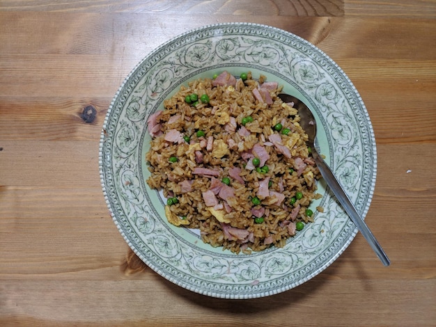 テーブルの上の食料の高角度のビュー