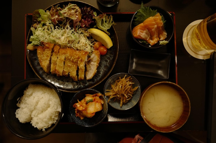 Photo テーブルの上の食料の高角度のビュー