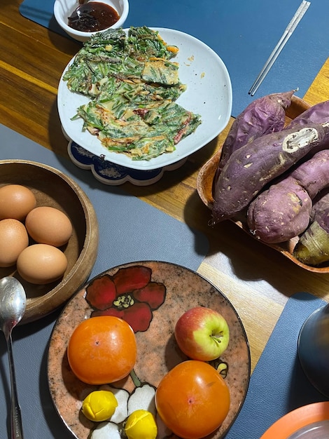 テーブルの上の食料の高角度のビュー