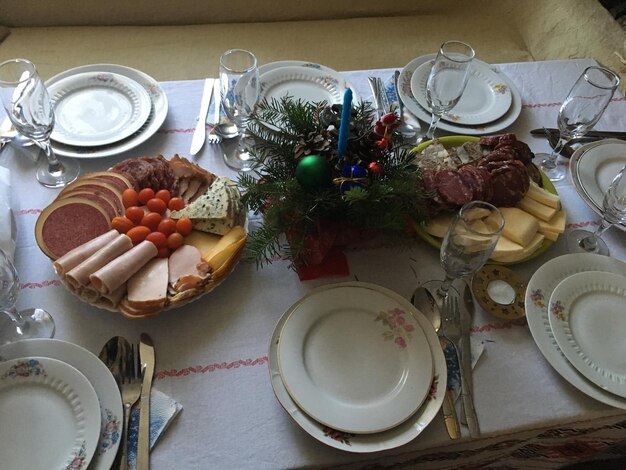 Foto vista ad alta angolazione del cibo sulla tavola