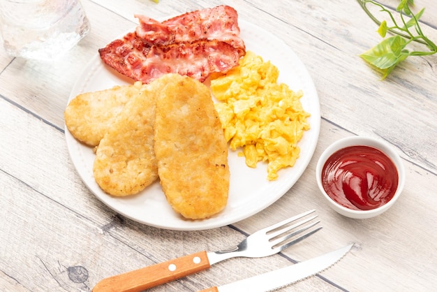 テーブルの上の食料の高角度のビュー