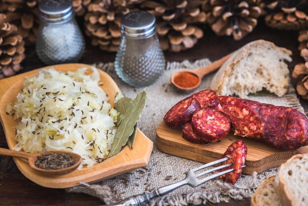 テーブルの上の食料の高角度のビュー