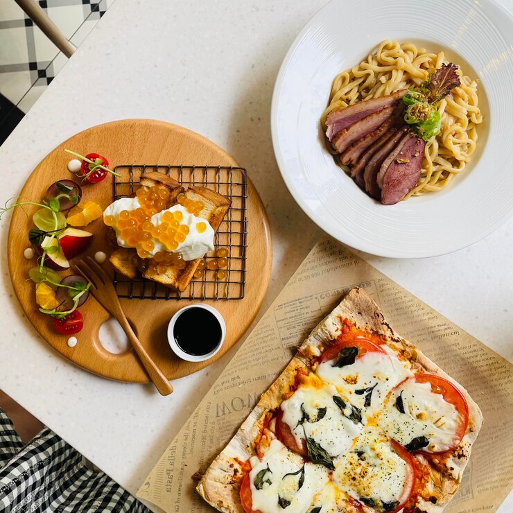 Photo テーブルの上の食料の高角度のビュー