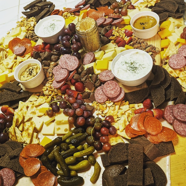 Foto vista ad alta angolazione del cibo sulla tavola