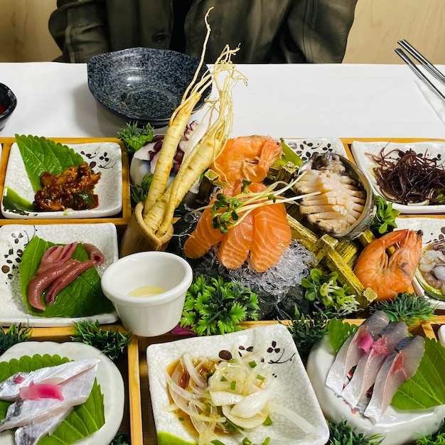 テーブルの上の食料の高角度のビュー