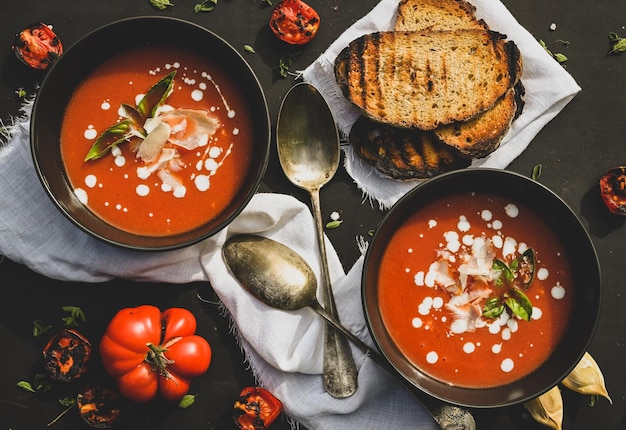 Foto vista ad alta angolazione della zuppa di pomodoro sul tavolo