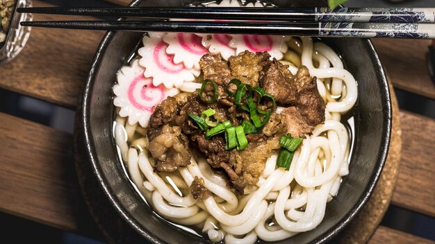 Photo high angle view of food udon in bowl on table