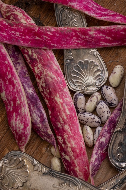 Foto vista ad alto angolo del cibo in un cesto di vimini