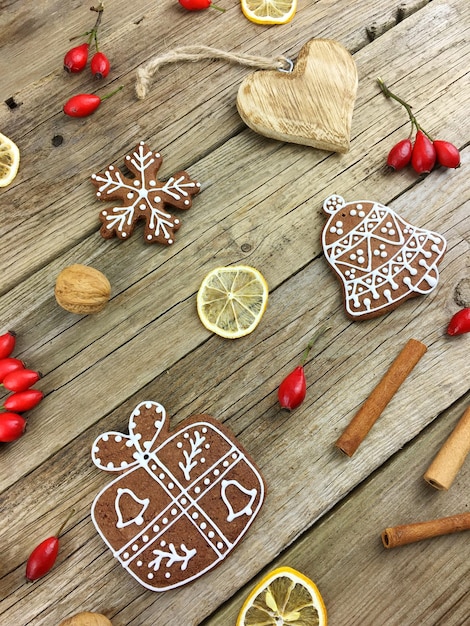 Photo high angle view of food on wooden table during christmas