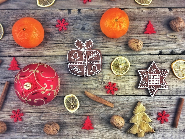 Foto vista ad alto angolo del cibo su un tavolo di legno durante il natale