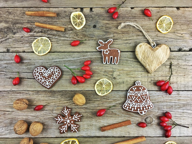 Foto vista ad alto angolo del cibo su un tavolo di legno durante il natale