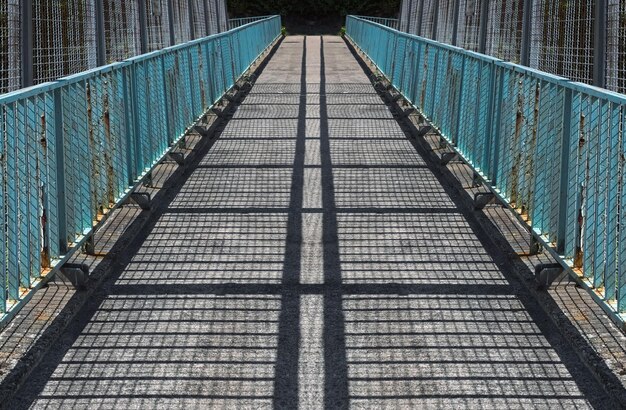 Photo high angle view of footbridge on footpath