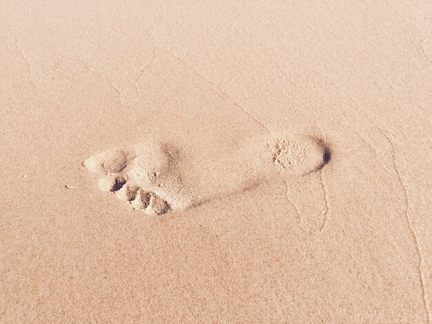 Photo high angle view of footprint on sand