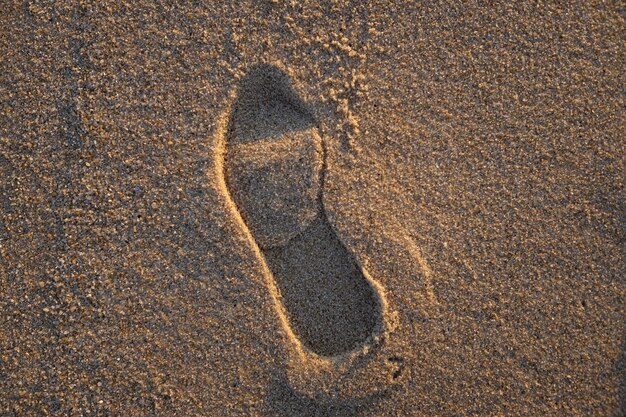 Foto vista ad alto angolo delle impronte sulla sabbia della spiaggia