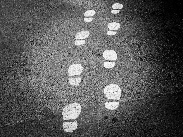 Photo high angle view of footprints on street