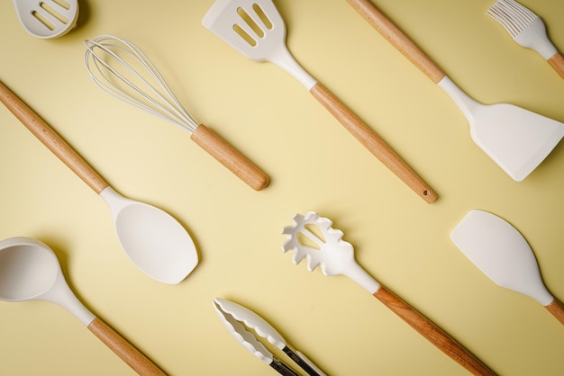 Foto vista ad alto angolo della forchetta e del cucchiaio sul tavolo