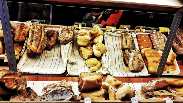 Foto vista ad alta angolazione di pane fresco in vendita sul mercato