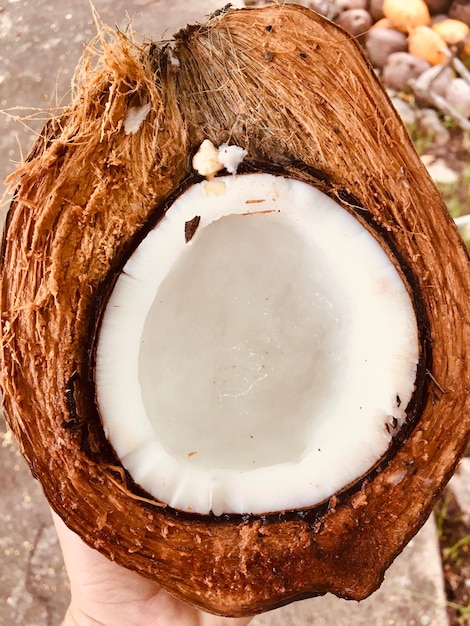 新鮮なココナッツの半分を高角度で見る
