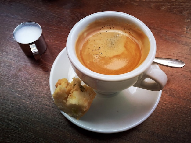 テーブルで提供される新鮮なコーヒーの高角度の視点