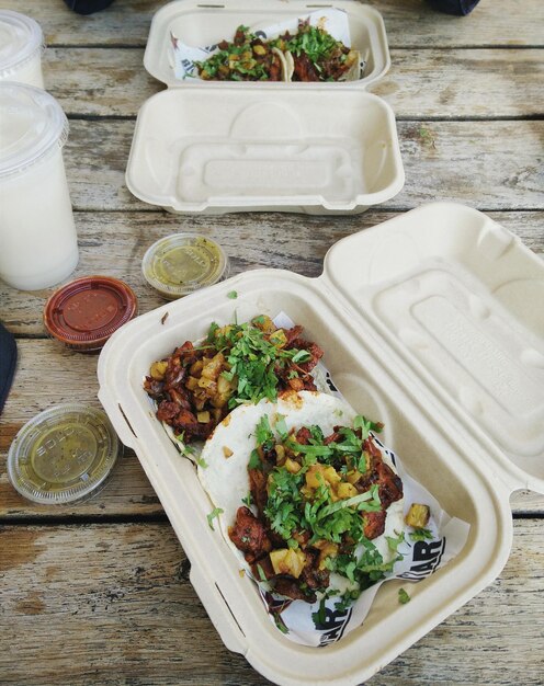 Photo high angle view of fresh food in lunch box on table