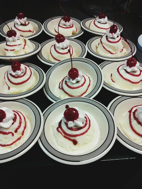 Foto vista ad alta angolazione di gelati freschi con ciliegie serviti in piatto su tavola