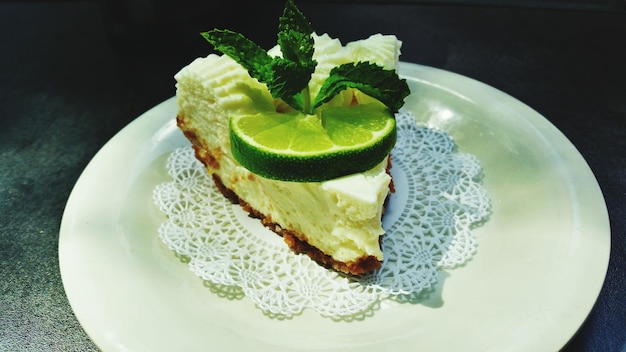 Foto vista ad alta angolazione di una torta di lime fresca servita in piatto