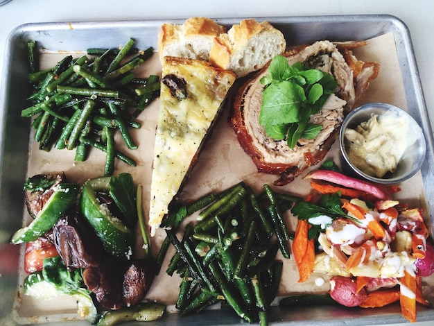 Photo high angle view of fresh lunch in tray