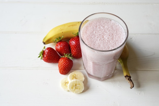 Foto vista ad alta angolazione di frullato fresco con frutta sul tavolo