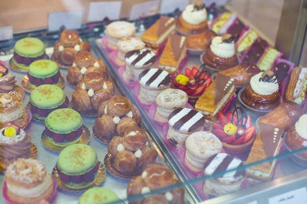 Photo high angle view of fresh pastries at store