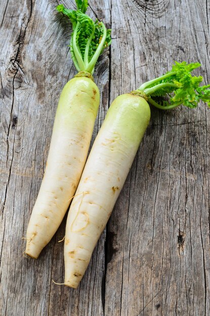 Photo high angle view of fresh radish on table