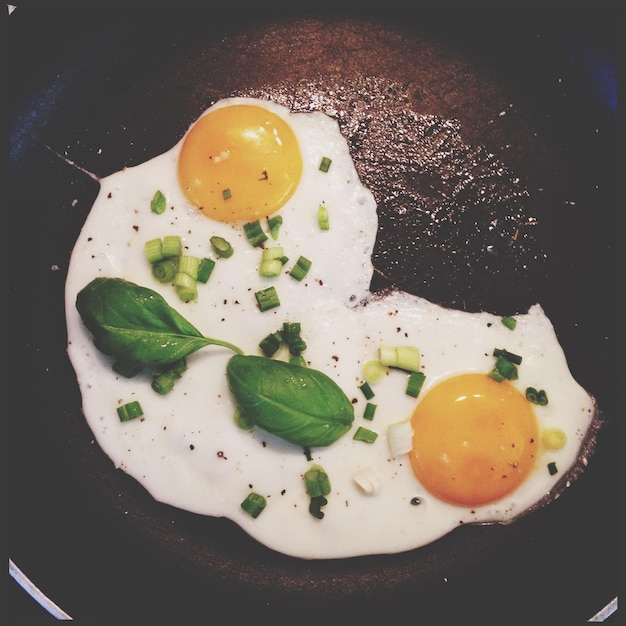 Photo high angle view of fried egg in frying pan