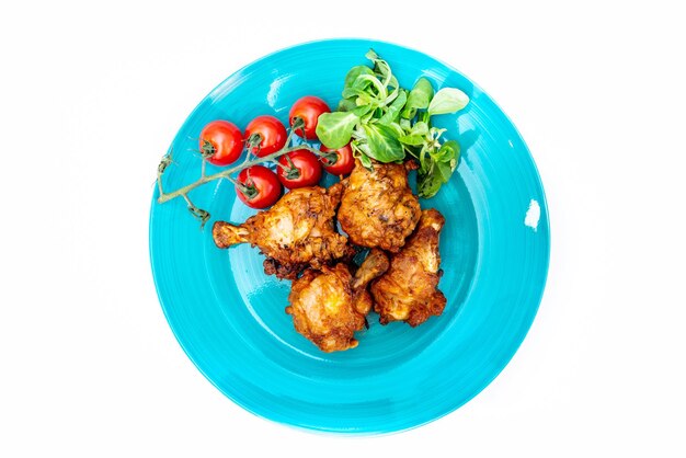 Photo high angle view of fried meat in plate on table