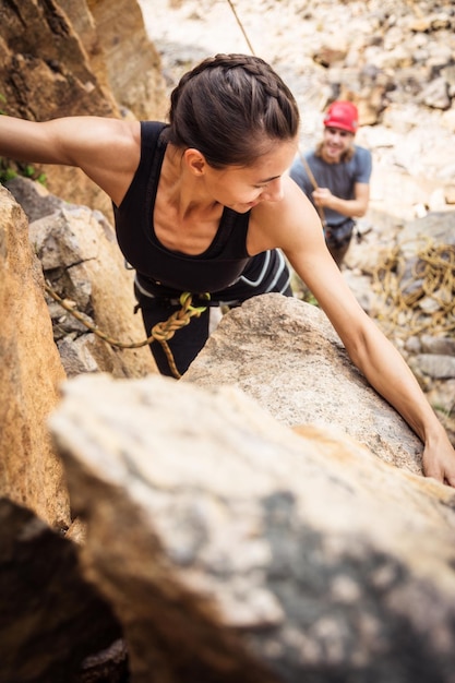 Foto vista ad alta angolazione di amici che si arrampicano sulle rocce