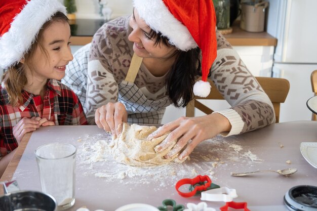 Foto vista ad alta angolazione di amici che mangiano a casa