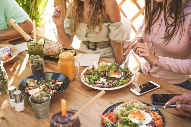 Foto vista ad alta angolazione di amici che mangiano a tavola