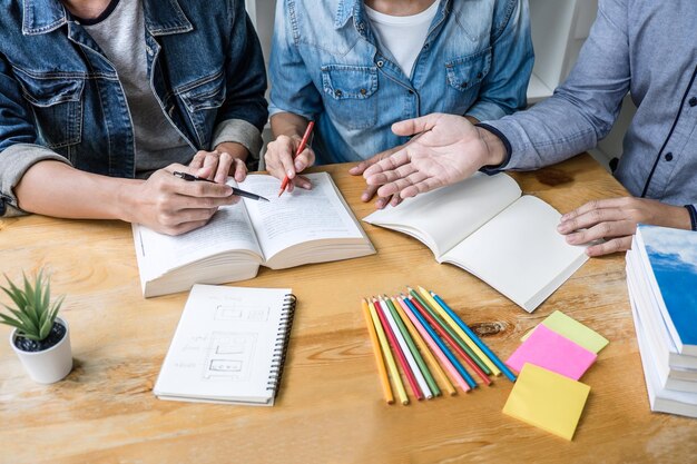 Photo high angle view of friends reading books on table