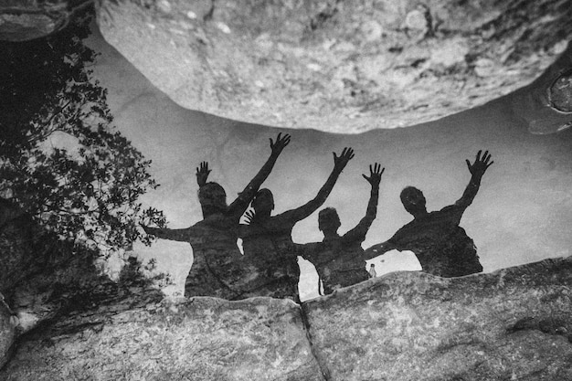 Photo high angle view of friends reflecting in puddle