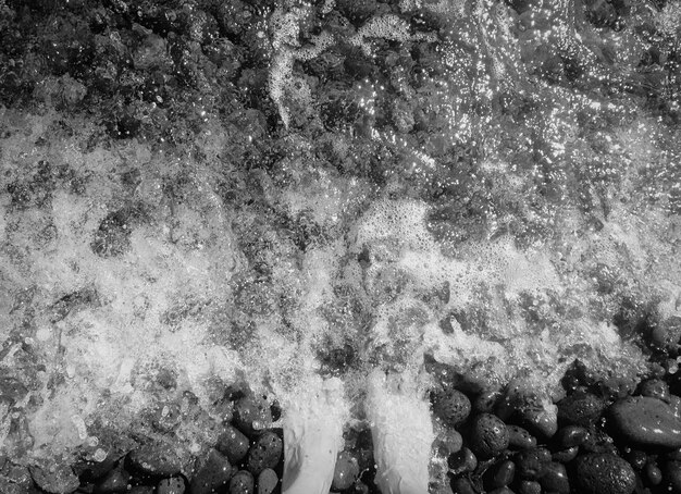 Photo high angle view of frozen waves at beach