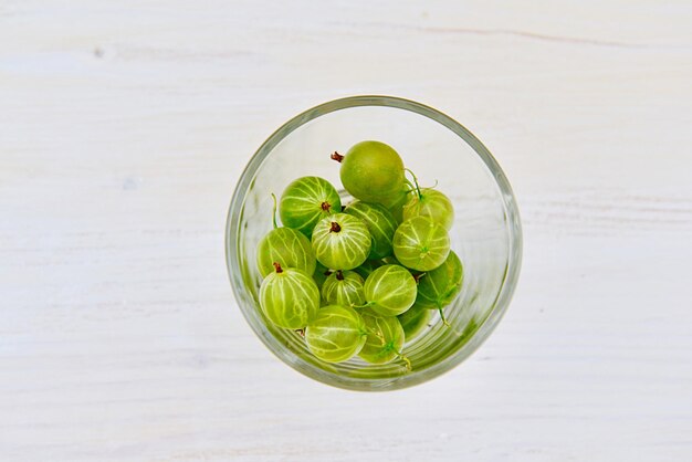 Foto vista ad alto angolo della frutta in vetro su tavola