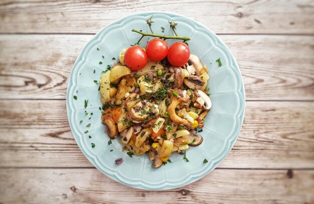 Foto vista ad alto angolo di un'insalata di frutta nel piatto sul tavolo