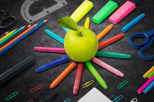 Foto vista ad alta angolazione di frutta e rifornimenti scolastici sul tavolo