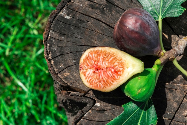 Foto vista ad alto angolo della frutta sul legno